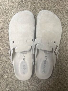 Qomfort Suede Slip-On Clog in Taupe